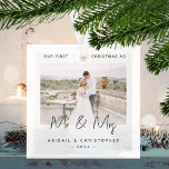 Minimalistisches Foto Erste Weihnachten als Mr. &  Ornament Aus Glas<br><div class="desc">Feiern Sie Ihr erstes Weihnachtsfest als verheiratetes Paar mit diesem modernen minimalistischen Foto-Sake-Ornament. Der kohlegraue Text lautet "Unser erstes Weihnachten als Mr. & Mrs." mit den Worten "Mr. & Mrs." in trendiger Handschrift. Ersetzen Sie das Beispielbild einfach mit Ihrem bevorzugten Foto, und fügen Sie Ihre Namen und das Jahr unten...</div>