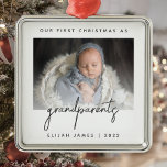 Minimalistisches Foto Großeltern 1. Weihnachts-Gra Ornament Aus Metall<br><div class="desc">Helfen Sie ihnen, die Ankunft ihres ersten Enkelkindes mit diesem modernen minimalistischen Foto-Sake-Ornament zu feiern. Der kohlegraue Text lautet "Unser erstes Weihnachten als Großeltern", mit dem Wort "Großeltern" in trendiger Handschrift. Ersetzen Sie einfach das Beispielbild mit Ihrem Lieblings-Foto des neuen Babys, und fügen Sie seinen Namen und das Jahr unten....</div>