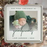 Minimalistisches Foto Großeltern 1. Weihnachtsgrün Ornament Aus Metall<br><div class="desc">Helfen Sie ihnen, die Ankunft ihres ersten Enkelkindes mit diesem modernen minimalistischen Foto-Sake-Ornament zu feiern. Der dunkelgrüne Text lautet "Unser erstes Weihnachten als Großeltern", mit dem Wort "Großeltern" in angesagter Schrift. Ersetzen Sie das Beispielbild einfach durch Ihr Lieblings-Foto, und fügen Sie den Namen des Babys und das unten stehende Jahr...</div>