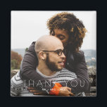 Minimalistisches Foto Hochzeit Danke Magnet<br><div class="desc">Dankeschön auf einzigartige und nachhaltige Weise mit diesem Minimalistischen Foto Wedding Dankeschön Magnet. Dieser personalisierte Magnet wurde als moderner Sake konzipiert und zeichnet sich durch ein puristisches, minimalistisches Design aus, das eines Ihrer Lieblingslieder präsentiert, zusammen mit einer einfachen, herzlichen Dankesbotschaft. Dieser Magnet ist perfekt für Gastgeschenke Hochzeiten und erinnert Ihre...</div>