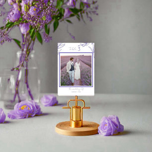 Minimalistisches Foto mit Blumenmuster und Anzahl Tischnummer