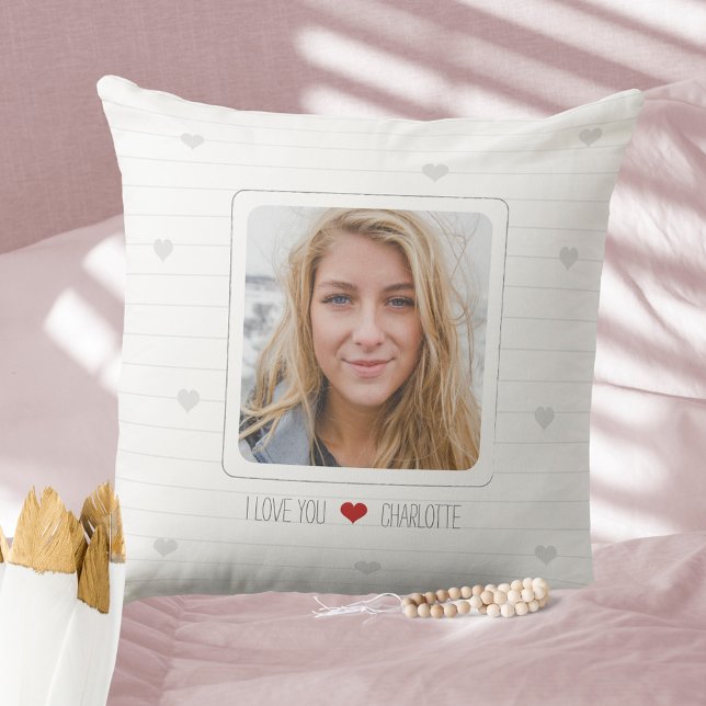 Minimalistisches Foto Rotes Herz Liebe Valentinsta Kissen (Minimalist Photo Red Heart Love Valentine´s Day Throw Pillow ©Susanne Sachers - Sunny Mind Design 🌞)