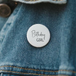 Minimalistisches Gender Neutral Birthday Girl Button<br><div class="desc">Feiern Sie Ihren ganz besonderen Tag mit unserer minimalistischen, geschlechtsneutralen Geburtstagskarte, die für Kinder jeden Alters konzipiert ist. Dieses Produkt ist perfekt zum Geburtstag in jeder Jahreszeit - Frühjahr, Sommer, Herbst oder Winter - mit einem sauberen, modernen Schwarz-Weiß-Design mit einer Touch von Boho Whimsy. Der schlichte und dennoch rustikale Stil...</div>