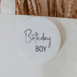 Minimalistisches Geschlecht - Neutraler Geburtstag Button<br><div class="desc">Feiern Sie den besonderen Tag Ihres kleinen Kindes mit unserer minimalistischen, geschlechtsneutralen Geburtstagskarte, die für Kinder jeden Alters konzipiert wurde. Dieses Produkt ist perfekt zum Geburtstag in jeder Jahreszeit - Frühjahr, Sommer, Herbst oder Winter - mit einem sauberen, modernen Schwarz-Weiß-Design mit einer Touch von Boho Whimsy. Sein schlichter und dennoch...</div>