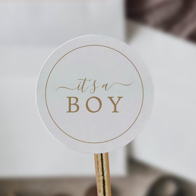 Minimalistisches Gold Es ist ein Baby-Duschkleber Runder Aufkleber (Von Creator hochgeladen)