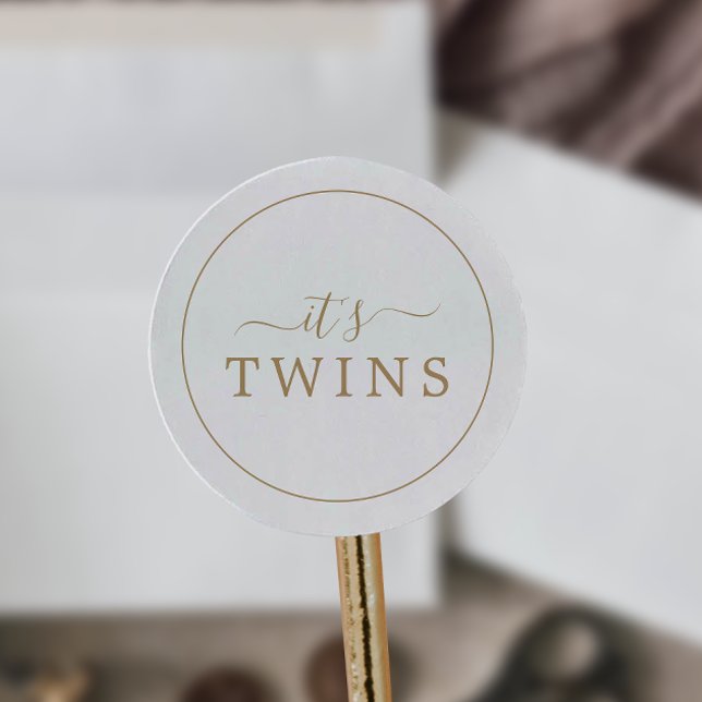 Minimalistisches Gold Es ist Twins Baby Duschaufkl Runder Aufkleber (Von Creator hochgeladen)