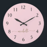 Minimalistisches Gold Monogram Signature Script Bl Große Wanduhr<br><div class="desc">Girly Simple Minimalistisch Blush Pink Monogram Name Gold Script Custom Personalisiert Square Wall Clock. Diese Design mit Ihrem Vornamen in einem hübschen handgeschriebenen Stil Swash Schwanz Schriftart Signatur Typografie in goldener Farbe auf leichten Baby Pink oder rot Rosa Hintergrund. So einfach anzupassen. Große stilvolle feminine Hauswärmeschenke, auch zum Geburtstag, Brautparty,...</div>
