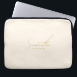 Minimalistisches, handgeschriebenes kursives Skrip Laptopschutzhülle<br><div class="desc">Tragen Sie Ihren Laptop stilvoll mit diesem minimalistisch-beige und goldenen Laptop-Ärmel mit elegantem handgeschriebenem kursivem Skript. Dieser schlanke Ärmel wurde für moderne Profis, Studenten und Kreative konzipiert und verbindet sanfte neutrale Töne mit einem luxuriösen Goldausdruck oder Monogramm. Leicht und funktionell, bietet es einen stilvollen Schutz für Ihr Gerät - perfekt...</div>