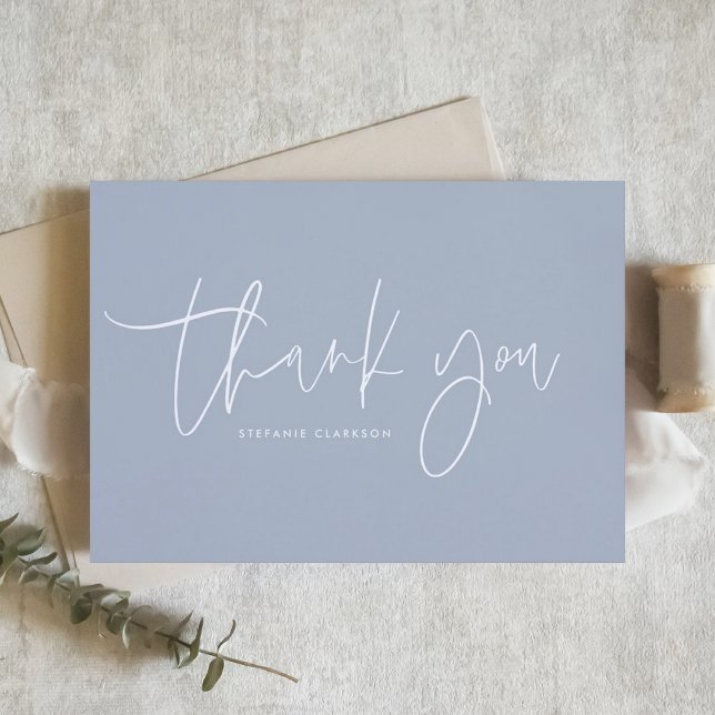 Minimalistisches handgeschriebenes Skript Dusty Bl Dankeskarte (Customizable thank you card featuring minimalist script. Available in other colors. )