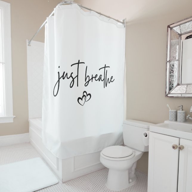 Minimalistisches "Just Breathe" Einfache Inspirati Duschvorhang (Beispiel)