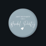 Minimalistisches kalligraphisches Brautparty Magnet<br><div class="desc">Das Design verfügt über ein modernes Skript für dünne Kalligrafie mit dem Satz "Ain't No Party Like a Brautparty" in einem wolkenblauen Hintergrund. Ideal für Junggeselinnen-Abschied und Brautparty für die Braut zu sein.</div>