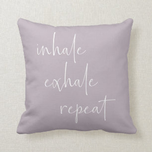Minimalistisches  Lilac-Zitat mit Exhale Kissen