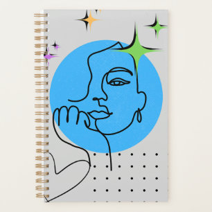 Minimalistisches Mädchen auf einem Planer