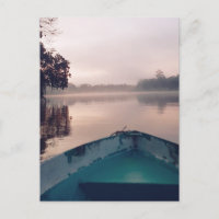 Minimalistisches Mistschiff am Fluss Borneo Foto