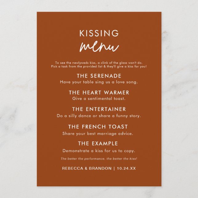 Minimalistisches Modern Terracotta Wedding Kiss Me Menükarte (Vorderseite)