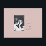 Minimalistisches modernes Dusty Blush Foto Save th Postkarte<br><div class="desc">Minimalistisches modernes Dusty Blush Foto Save the Date Postkarte</div>