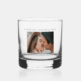 Minimalistisches modernes Foto - Datum des benutze Whiskyglas