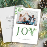 Minimalistisches modernes Foto grün Feiertagskarte<br><div class="desc">Moderne,  trendige,  grüne Winterferienfamilie Foto Grußkarte mit JOY Typografie Schrift mit botanischem Grün.             Persönlich mit Bild (horizontal ausgerichtet) und Text auf beiden Seiten!</div>