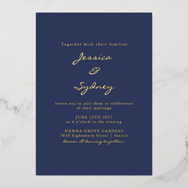 Minimalistisches, modernes Navy Blue Script Hochze Folieneinladung (Vorderseite)