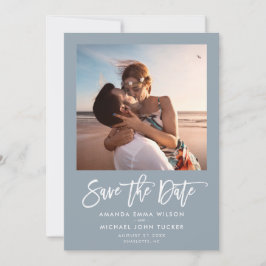 Minimalistisches, modernes Script Dusty Blue Chic Save The Date