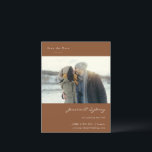 Minimalistisches modernes Sienna Brown Foto Save t Postkarte<br><div class="desc">Minimalistische moderne Sienna-Braun-Script-Hochzeit Sichern Sie das Datum Postkarte mit Ihrem Foto</div>