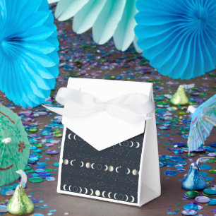 Minimalistisches Mondphasenmuster mit Sternen und Geschenkschachtel