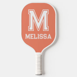 Minimalistisches Monogramm aus Weiß und Lachs Pickleball Schläger