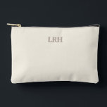 Minimalistisches Monogramm Bridesmaid Makeup Zubehörtasche<br><div class="desc">Der perfekte kleine Beutel für Hochzeitsfeiern und Touchs. Mit einem Elfenbeinhintergrund und einem grauen Monogramm ist dieses überhängende Geschenk stilvoll,  funktional und eine bleibende Erinnerung Ihres besonderen Tages zusammen.</div>