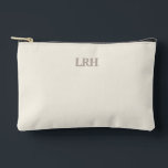 Minimalistisches Monogramm Bridesmaid Makeup Zubehörtasche<br><div class="desc">Der perfekte kleine Beutel für Hochzeitsfeiern und Touchs. Mit einem Elfenbeinhintergrund und einem grauen Monogramm ist dieses überhängende Geschenk stilvoll,  funktional und eine bleibende Erinnerung Ihres besonderen Tages zusammen.</div>