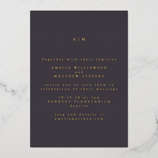 Minimalistisches Monogramm Dunkles Lila HochzeitGo Folieneinladung (Vorderseite)
