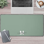 Minimalistisches Monogramm für Sage Green Schreibtischunterlage<br><div class="desc">Personalisierter Anfangsname Monogram Sage Green Desk Mat. Fügen Sie Ihrem Arbeitsbereich eine persönliche und stilvolle Touch mit dieser benutzerdefinierten Schreibtischmatte hinzu, die sich perfekt als Bürozubehör oder als überdimensionales Mauspad eignet. Das Design weist einen weichen, grünen Hintergrund mit einem weißen Initial- und schwarzen Skriptnamen auf, der in der unteren Mitte...</div>