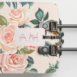 Minimalistisches Monogramm Initial- und Namenspate Gepäckanhänger<br><div class="desc">Reisen Sie stilvoll mit unserem Minimalistischen Monogram Personalisiert Pastel Pink Initial & Name Luggage Tag. Dieses elegante Gepäckanhänger in Pastellrosa mit individualisierbarem Monogramm und Namen verleiht Ihrem Reisegepäck eine Touch von Eleganz und Personalisierung. Aus langlebigen Materialien gefertigt, enthält es einen sicheren Gurt, der sich leicht an Koffer, Tasche oder Rucksack...</div>