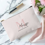 Minimalistisches Monogramm Initial- und Namenspate Zubehörtasche<br><div class="desc">Behalt deine Essentials stilvoll organisiert mit unserem Minimalistischen Monogram Initial & Name Pastel Pink Accessory Pouch. Dieser elegante Beutel besticht durch ein elegantes Design, personalisiert mit Ihrem Initial und Namen, Set vor einem weichen pastellrosa Hintergrund. Dieses hochwertige Accessoire-Beutel eignet sich hervorragend für Make-up, Schreibwaren oder Reiseartikel. Es verleiht Ihrem Alltag...</div>