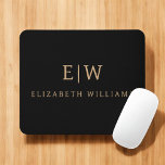 Minimalistisches Monogramm Mousepad<br><div class="desc">Erhöhen Sie die Einrichtung Ihres Schreibtisches mit diesem Black and Gold Minimalistisch Modern Monogram Pad. Dieses Design mit schwarzem Hintergrund und feinem, goldfarbenem Imitat verbindet zeitgenössischen Stil mit personalisiertem Flair. Ideal für Profis, Studierende oder alle, die elegantes Schreibtischzubehör schätzen, fügt dieses Mauspad eine raffinierte Touch zu jedem Arbeitsplatz hinzu. Dauerhaft...</div>