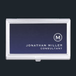 Minimalistisches Monogramm Navy Blue Visitenkarten Dose<br><div class="desc">Erhöhen Sie Ihr Netzwerkspiel mit diesem minimalistischen Visitenkartengehäuse mit einem Monogramm Medaillon, Namen und Titel oder einem benutzerdefinierten Text Ihrer Wahl. Das elegante und raffinierte Design macht aus einer Erklärung von Eleganz und Professionalität. Das Gehäuse eignet sich hervorragend zum Halten von Visitenkarten, Kreditkarten oder IDs. Es ist kompakt und schlank,...</div>