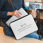 Minimalistisches Monogramm oder Logo hinzufügen Laptopschutzhülle<br><div class="desc">Moderne Minimalistische Laptop-Siebabdeckung. Schwarz & Weiß oder wählen Sie Ihre eigenen Farben. Ideal für Firmen,  kleine Unternehmen,  Firmenmarken,  Selbstständige und mehr. Einfach mit Ihren Monogramm-Initialen,  Firmennamen und Informationen,  Jobtitel,  Slogan oder sogar mit Ihrem Logo oder persönlichem Markendesign personalisieren.</div>