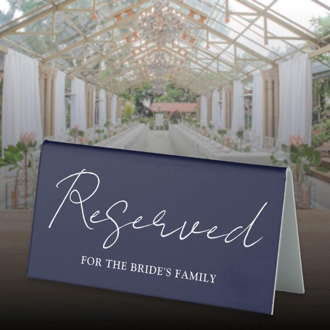 Minimalistisches Navy Blue Script vorbehalten Tischaufsteller (Navy Blue Minimalist Script Reserved Table Tent)