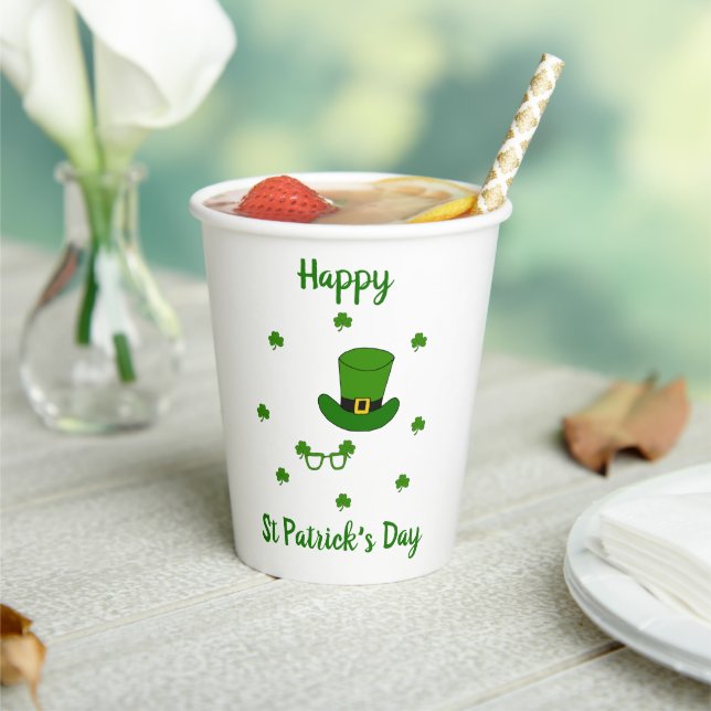 Minimalistisches Niedliches Happy St Patrick's Day Pappbecher (In Situ)