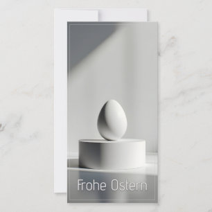 Minimalistisches Osterei auf modernem Podest
