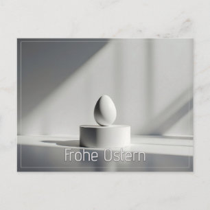 Minimalistisches Osterei auf modernem Podest Postkarte
