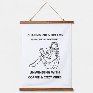 MINIMALISTISCHES PLAKAT MIT FRAU BEIM LESEN & KAFF WANDTEPPICH MIT HOLZRAHMEN