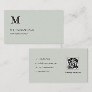 Minimalistisches Salbeigrünes Firmenmonogramm QR C Visitenkarte