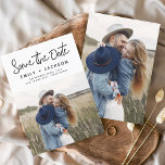 Minimalistisches Save the Date handgeschriebenes F<br><div class="desc">Modernes und elegantes handgeschriebenes Skript-Foto Save the Date Hochzeitskarte. Die Save the Date einladende Einladungskarte beinhaltet eine schicke und stilvolle Typografie mit einem einfachen und minimalistischen Design auf weißem Hintergrund,  mit dem Sie Ihre individuelle Verlobung-Fotografie hinzufügen können.</div>