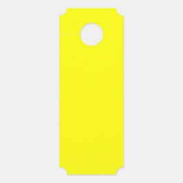Minimalistisches Schild an der soliden gelben Heck
