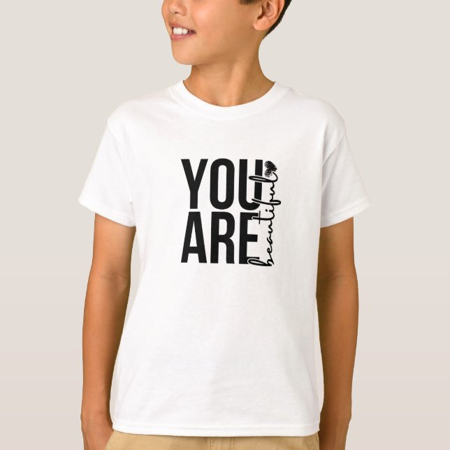 Minimalistisches „Schönes“ Typografie-Design – Sch T-Shirt (Vorderseite)