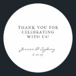 Minimalistisches Schwarz und Weiß Script Custom Vi Runder Aufkleber<br><div class="desc">Minimalistische moderne Schwarz-Weiß-Schrift Hochzeit kundenspezifisch Danke klassischer Rundaufkleber</div>
