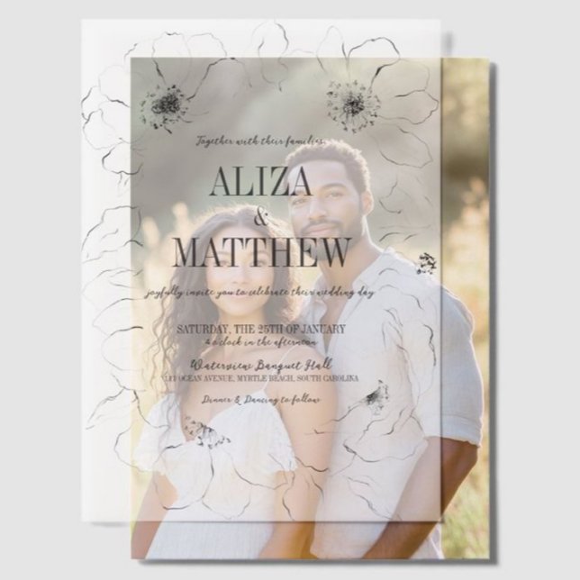 Minimalistisches Schwarz-Weiß-Blütenüberlagern (Minimalist black and white floral vellum overlay wedding invitation, modern script, elegant design.)