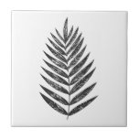 Minimalistisches Schwarz-Weiß-Fern Zeichnend Fliese<br><div class="desc">Diese moderne minimalistische botanische Abbildung zeigt ein in Schwarz und Weiß zeichnend Palmenblatt.</div>