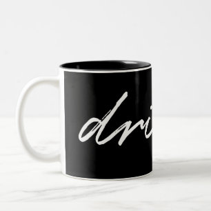 Minimalistisches Schwarz-Weiß-Script "drink" Funny Zweifarbige Tasse
