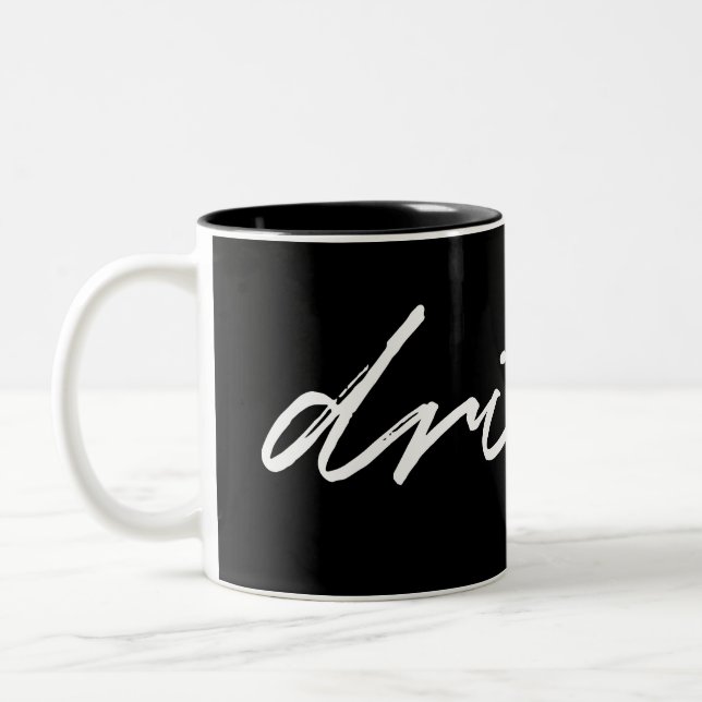 Minimalistisches Schwarz-Weiß-Script "drink" Funny Zweifarbige Tasse (Links)